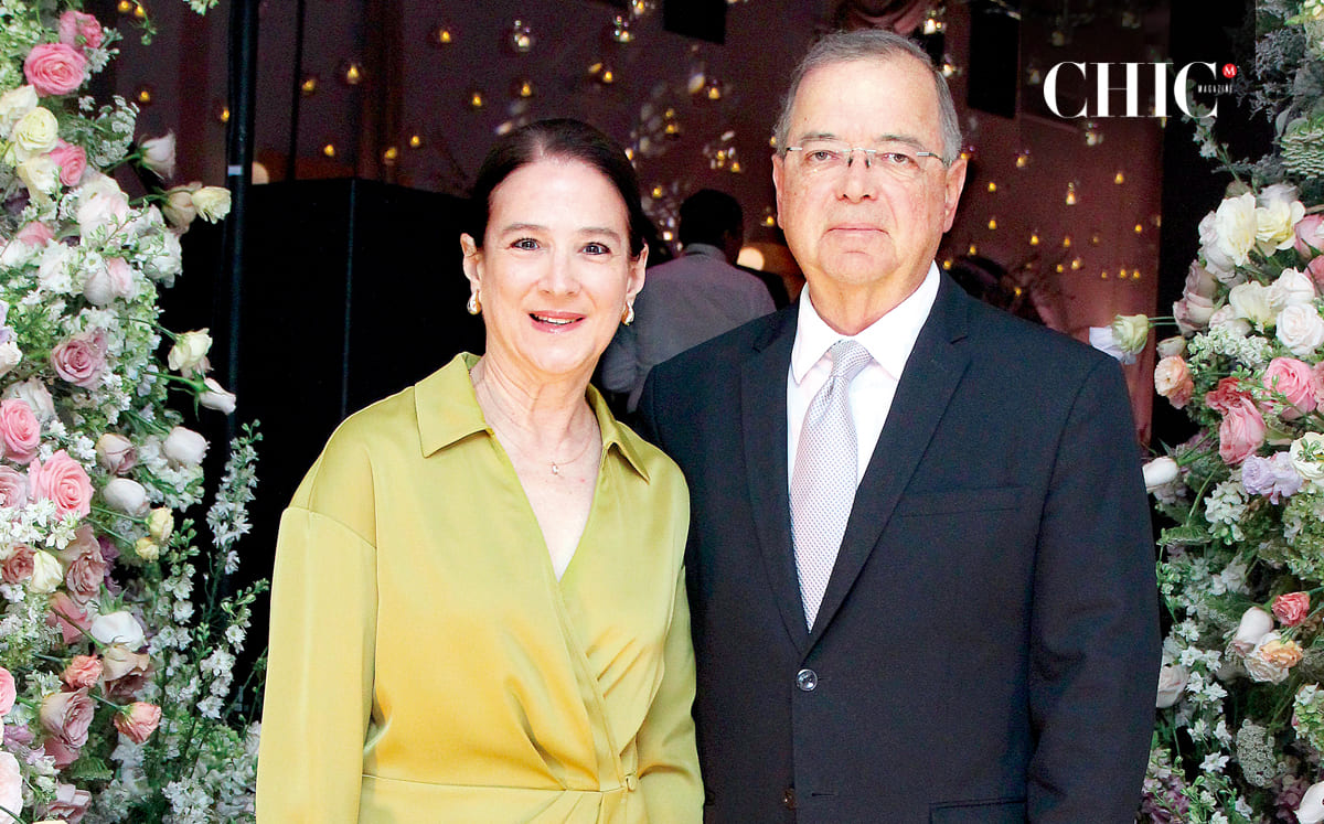LAURA MARY GONZÁLEZ Y JESÚS FUEYO disfrutaron de la música del DJ Ulises Varela