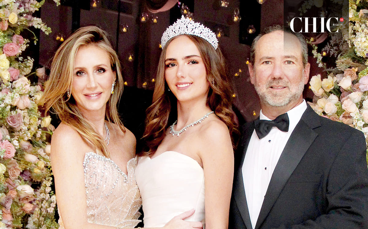 MARÍA JOSÉ PELÁEZ Y CHACHO GUTIÉRREZ felices por que su hija BÁRBARA GUTIÉRREZ es la nueva reina del Club Campestre Tampico