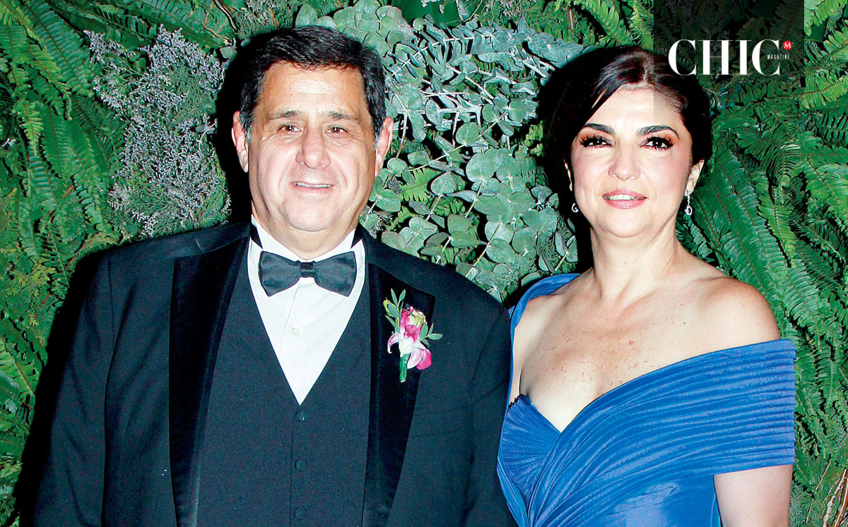 PAPÁS DE LA NOVIA. PAULO MADERO Y MARTHA HERRERA llegaron con sus mejores outfits al festejo