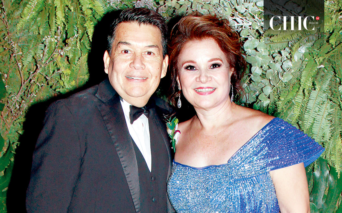 PAPÁS DEL NOVIO. JAVIER CECCOPIERI Y CARMEN LU quedaron encantados con la elegante decoración floral en tonos neutros, realizada por Hello Leonarda