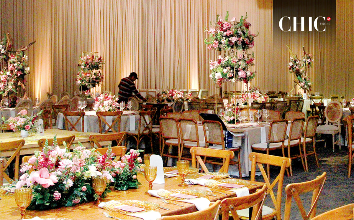 El salón lucía espectacular con un elegante diseño floral en tonos neutros, realizado por Hello Leonarda