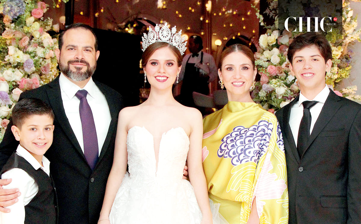 SANTIAGO SALDÍVAR, ATENOGENES SALDÍVAR,  ALEJANDRA DE SALDIVAR Y RODRIGO SALDIVAR felices y orgullosos de REGINA SALDÍVAR
