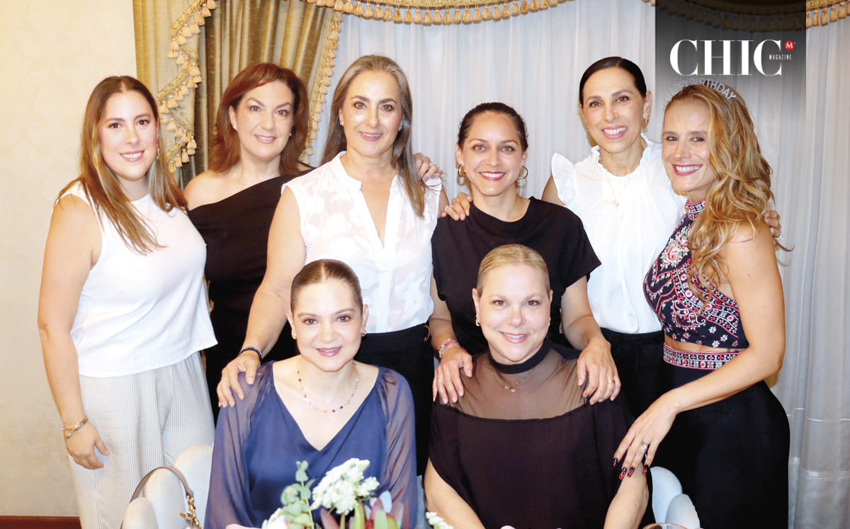ADRIANA CAZAUBON, PAOLA KAUACHI, NANY MOSES, MARIAM DE MANZUR, MELA MOSES, HELEN KAUACHI, GABY DE KAUACHI Y KATIA MOSES felices en el festejo