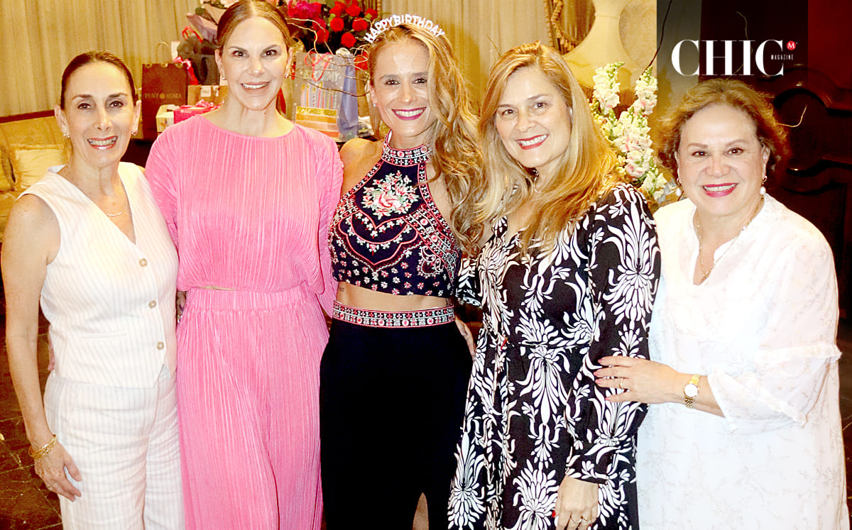 LINDA KATTAS, SANDRA MANZUR, HELEN KAUACHI, ROSA MANZUR Y MIMI NADER fueron recibidas por la decoración floral de Hello Leonarda