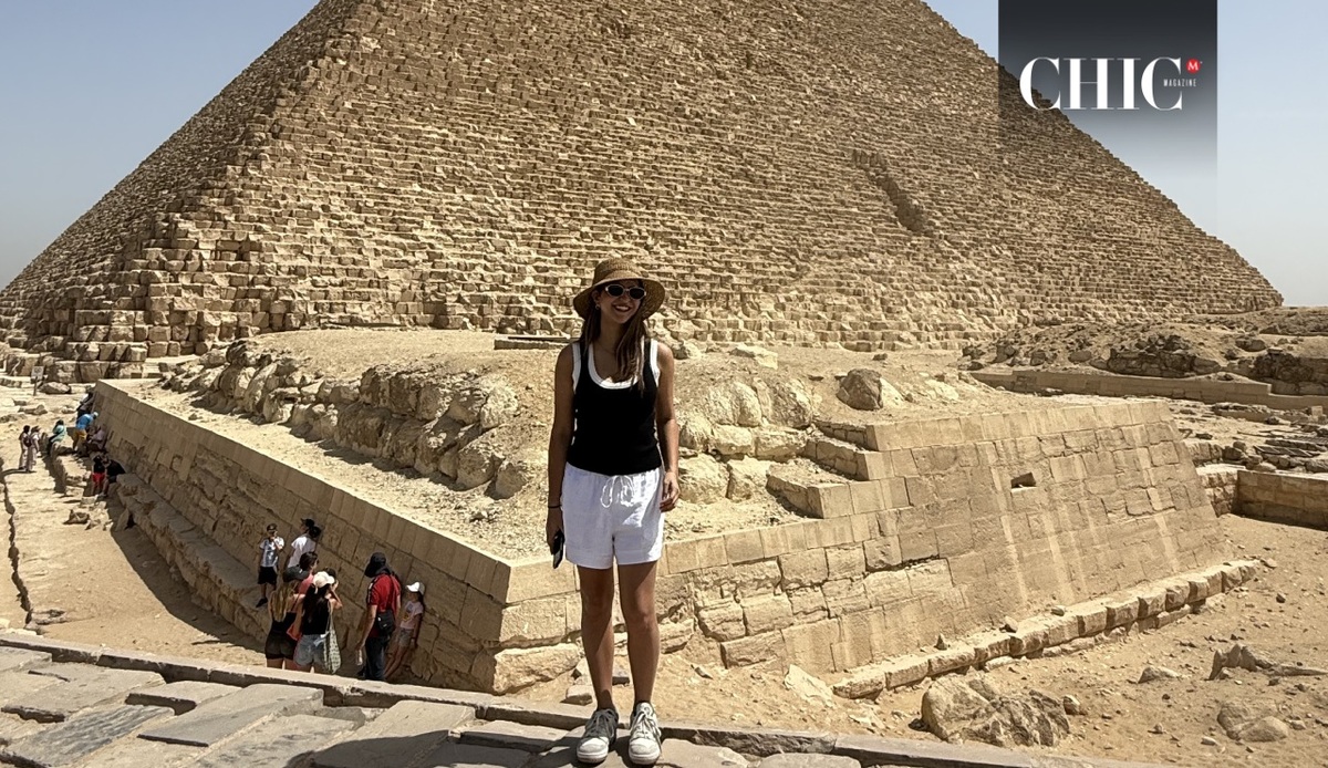 Luisa González en las monumentales e históricas Pirámides de Giza, en Egipto