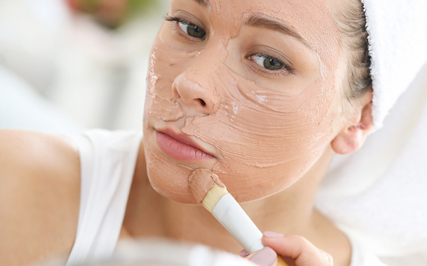 Emplea mascarillas que limpien de impurezas y nutran tu piel (Foto: Freepik)