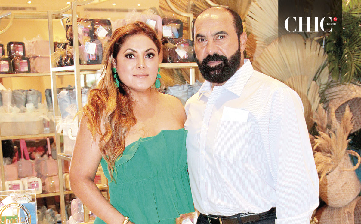 ABIGAIL BARRIDO Y HORACIO CANO degustaron de torta española y un plato fuerte de paella mientras Gabriel Osorio amenizaba la tarde