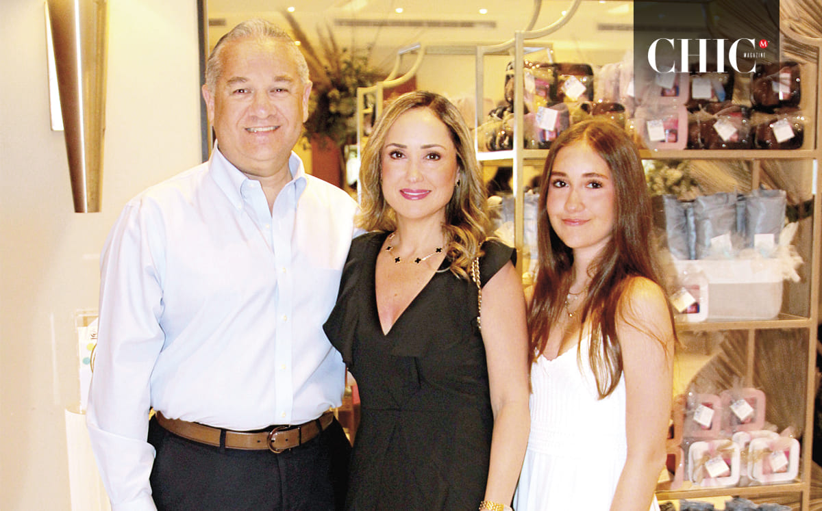 ADRIÁN OSEGUERA, ANA CRISTINA ORGANISTA Y REGINA OSEGUERA felices en el Centro Deportivo Español