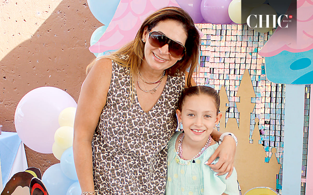 ADRIANA SALDIVAR Y LUCIANA DELSOL disfrutaron del back tematizado de princesas y superhéroes