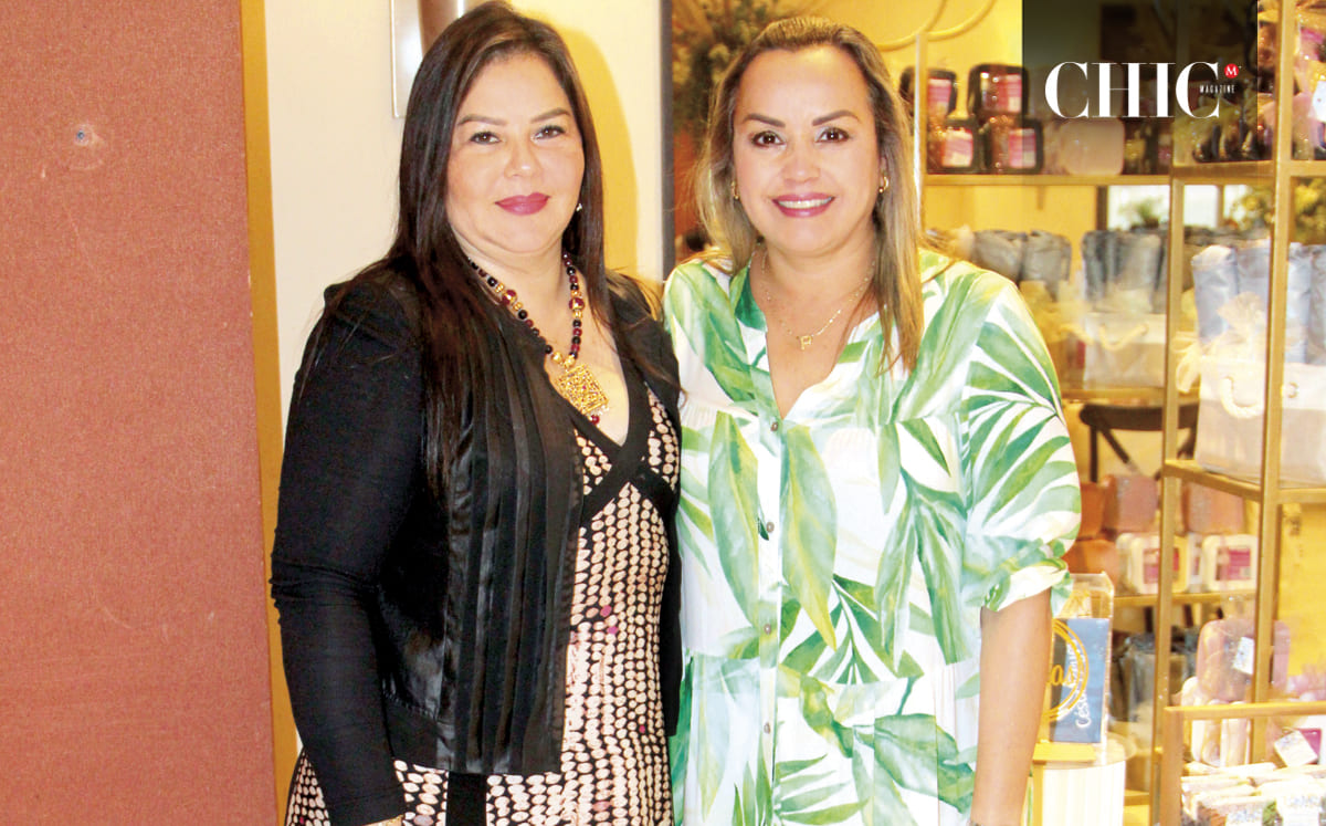 ANA LAURA AGUILAR Y PALOMA GONZÁLEZ felices durante el festejo