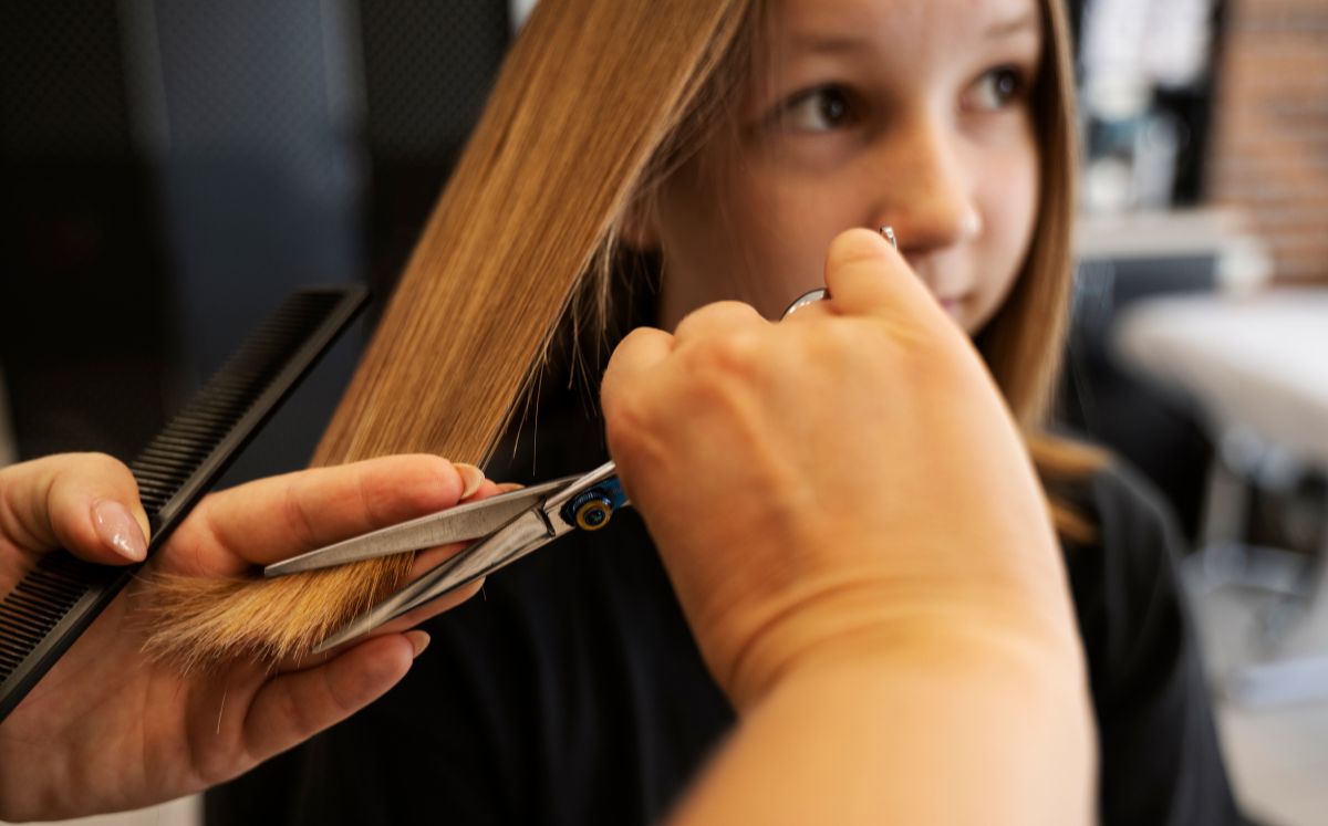 Mejores días para cortar el cabello en mayo 2025 según la fase de la luna (Freepik)
