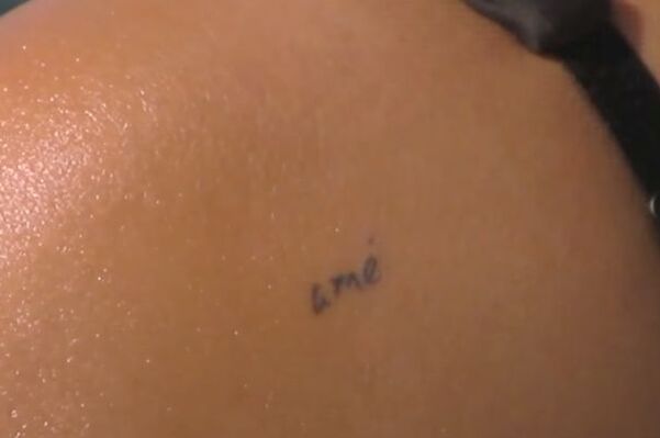 Tatuaje de "amé" de Ángela Aguilar (Instagram)