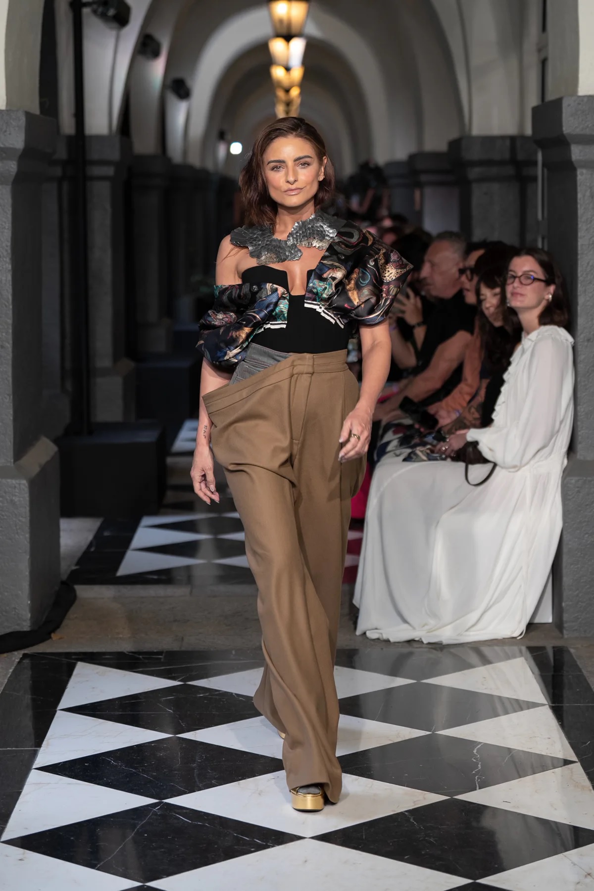 Aislinn Derbez desfila en Fashion Week México con corsé asimétrico (Foto: Cortesía RP COLOüRS)