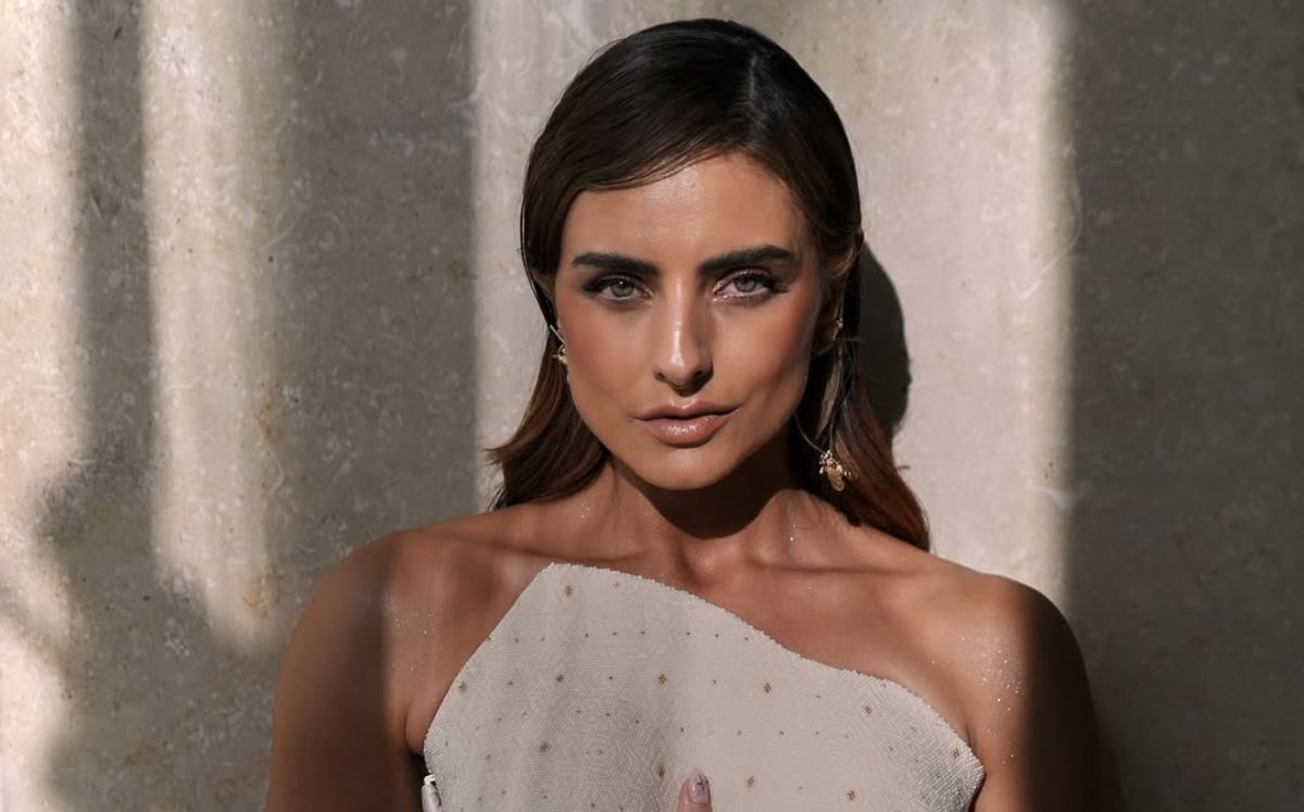 Aislinn Derbez desfila en Fashion Week México con corsé asimétrico (Foto: Instagram)