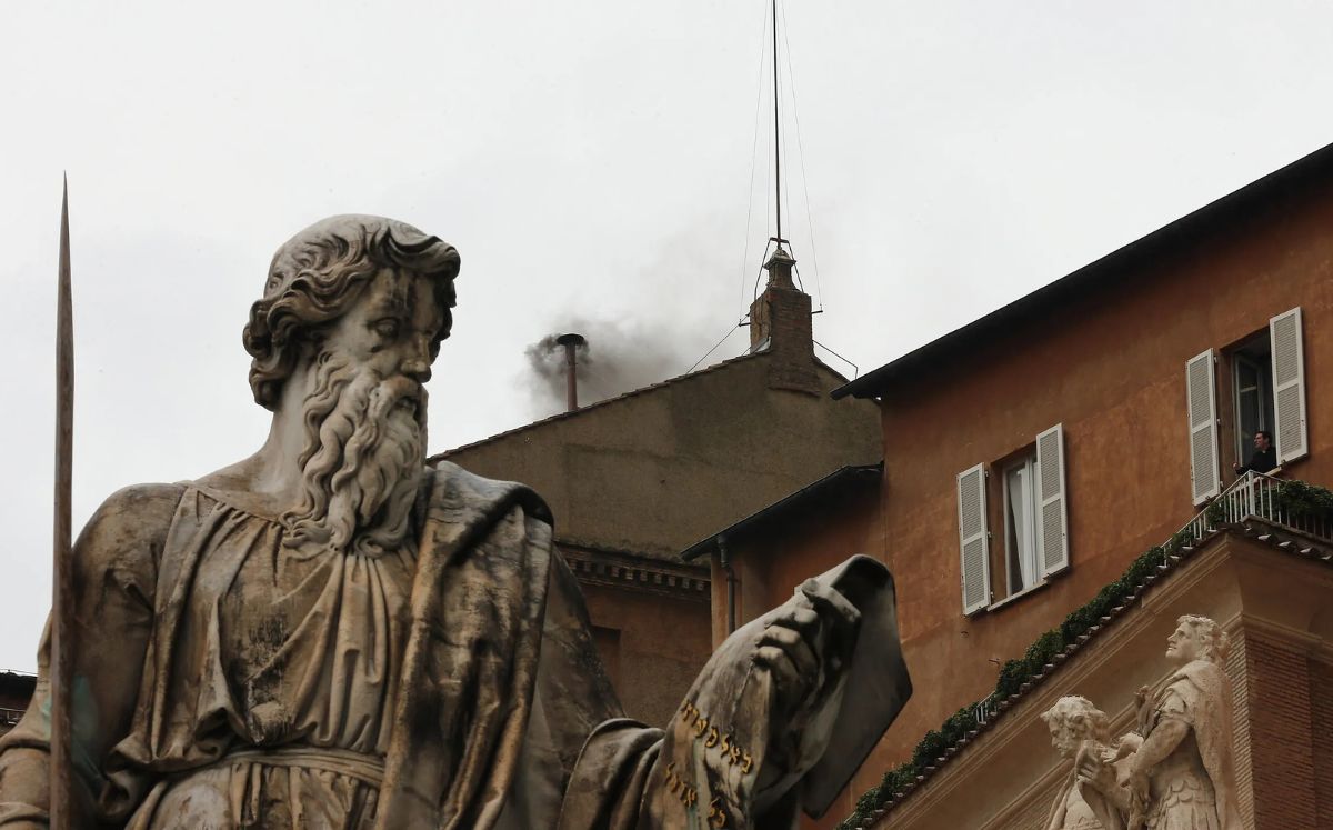La elección del nuevo Papa deja muchas dudas y el humo negro en el cielo es una de ellas (EFE)
