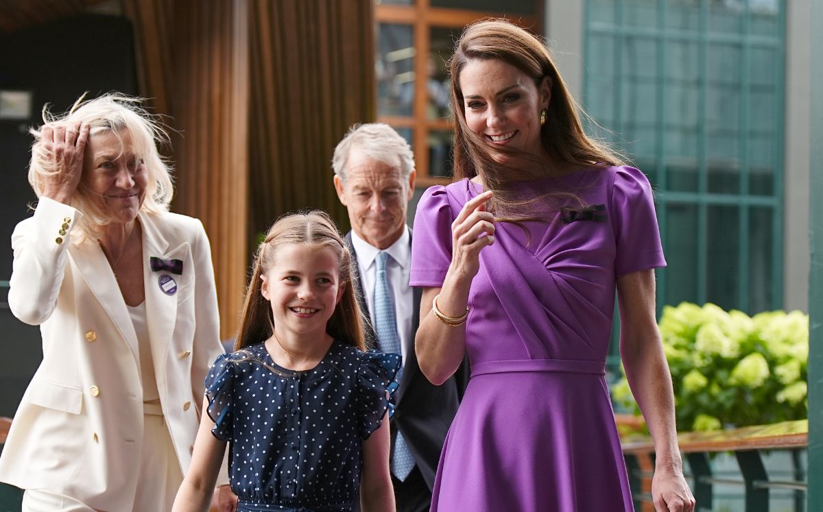 Kate Middleton y el Príncipe William protegen a su hija Charlotte (Foto: Getty)