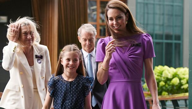 Kate Middleton y el Príncipe William protegen a su hija Charlotte (Foto: Getty)