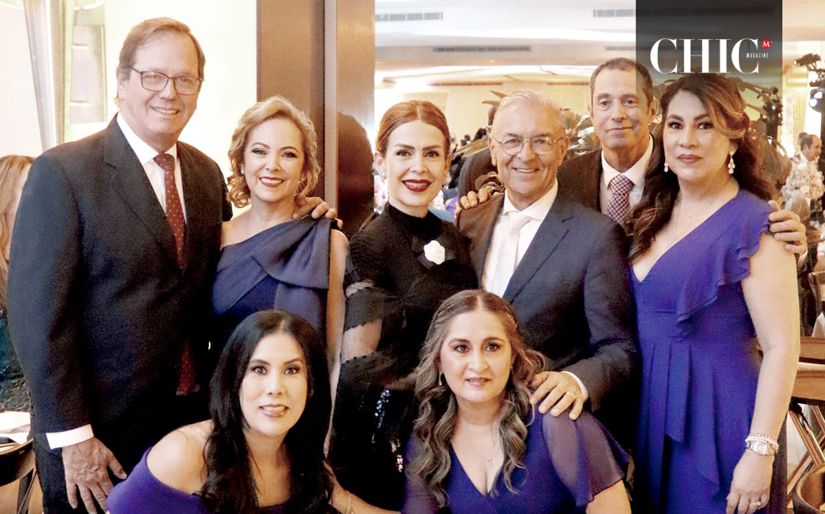ANDRÉS ASTABURUAGA, ANA LÚ RUIZ, DIANA TERRAZAS, ANTONIO DEL RIO, MARIO PÉREZ, DIANA FLORES, ALMA FLORES Y MARCELA VAZQUEZ felices en el festejo