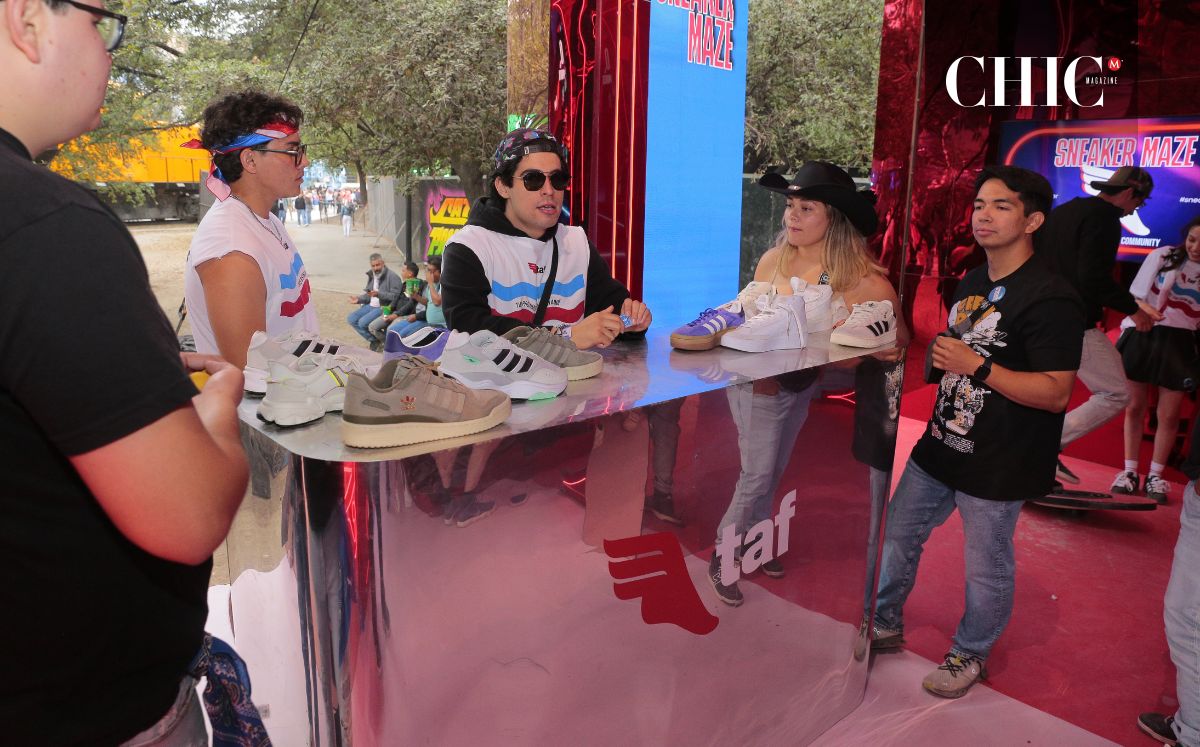 Los asistentes al festival vieron de cerca el diseño del primer par de tenis oficial creado especialmente para el festival | Foto: Daniel Saldívar