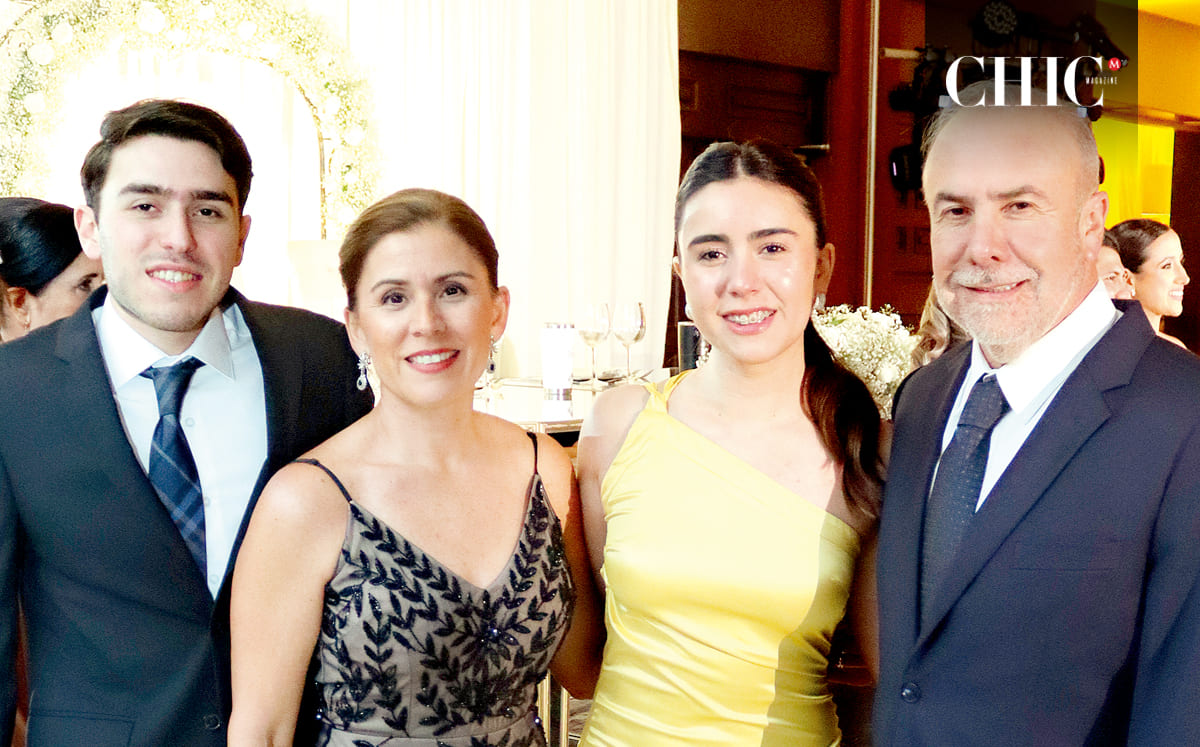 JOSÉ RABAGO, CARMEN LADDAGA, MARI RABAGO Y JOSÉ RABAGO fueron recibidos por la decoración floral de Floral House