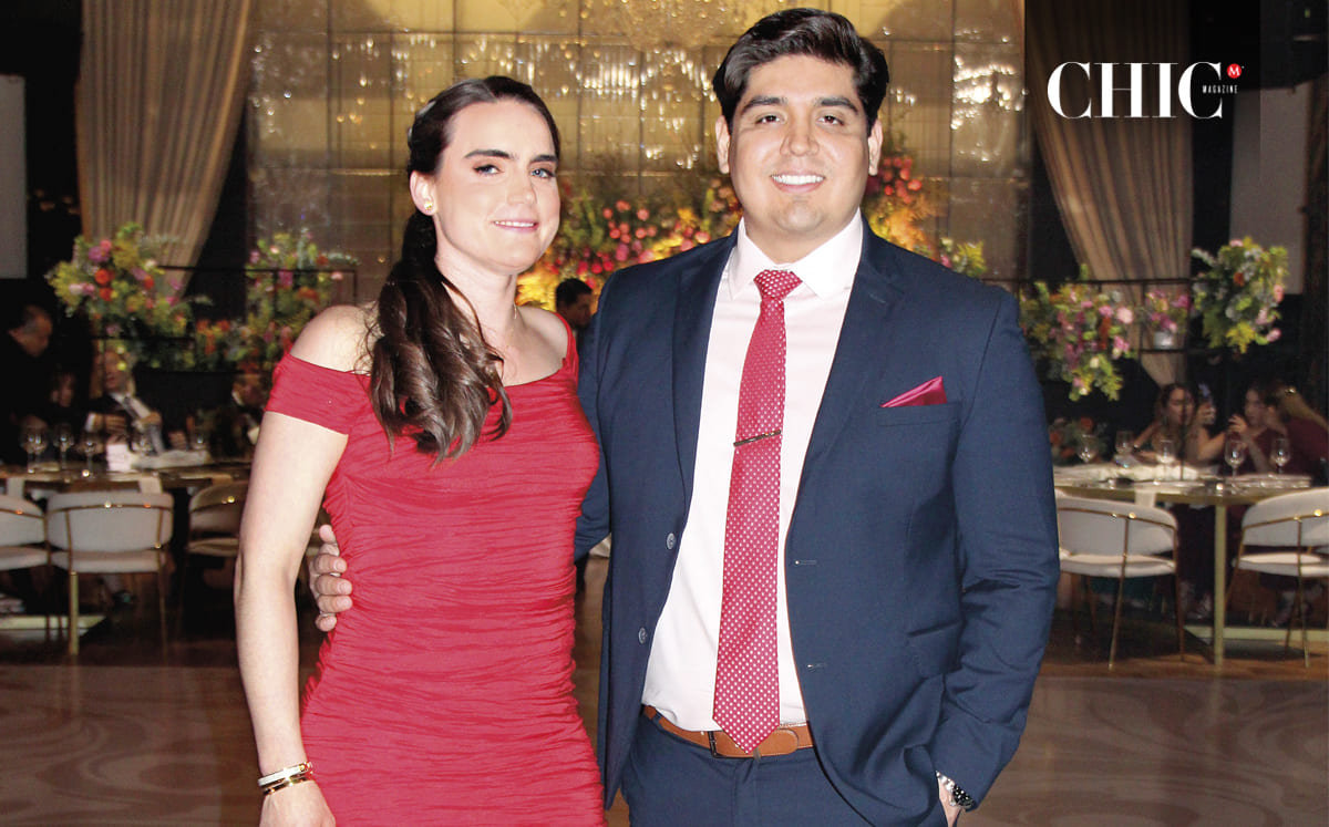 KELLY JONES Y ARTURO MONTIEL fueron recibidos por cócteles como margaritas y piñas coladas
