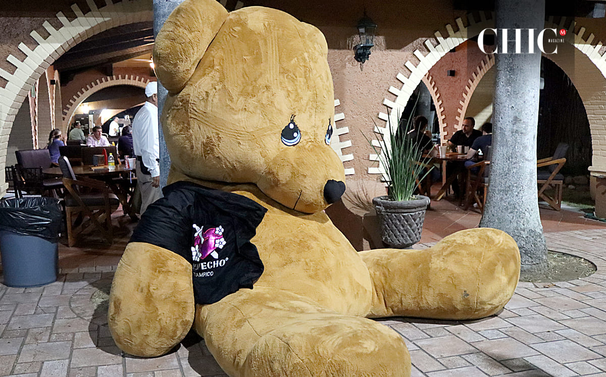 Los más pequeños del club disfrutaron de este oso gigante en la Noche de despecho