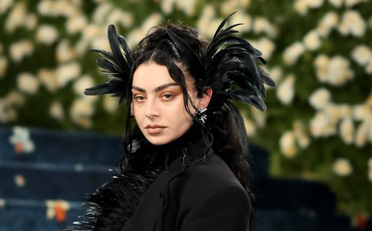 Charli xcx y lo que hace para "Overcompensating" (Instagram)
