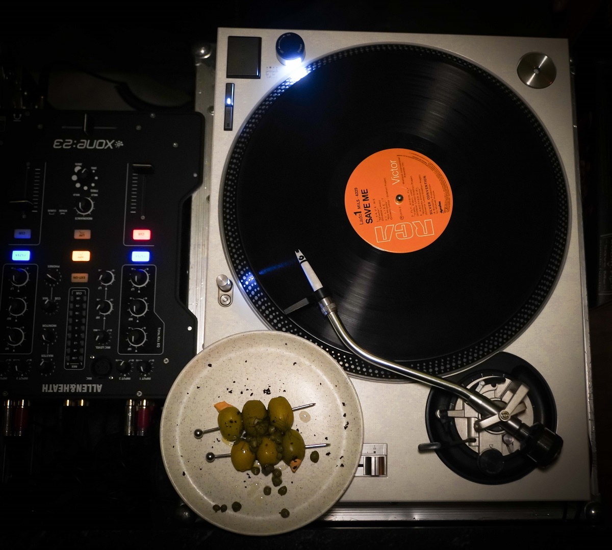 Texturas, luces tenues y beats en vinilo.