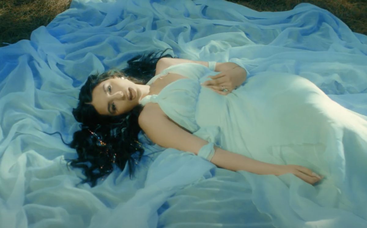 Ángela Aguilar con su vestido en el video de “Corazón de Piedra” (YouTube)