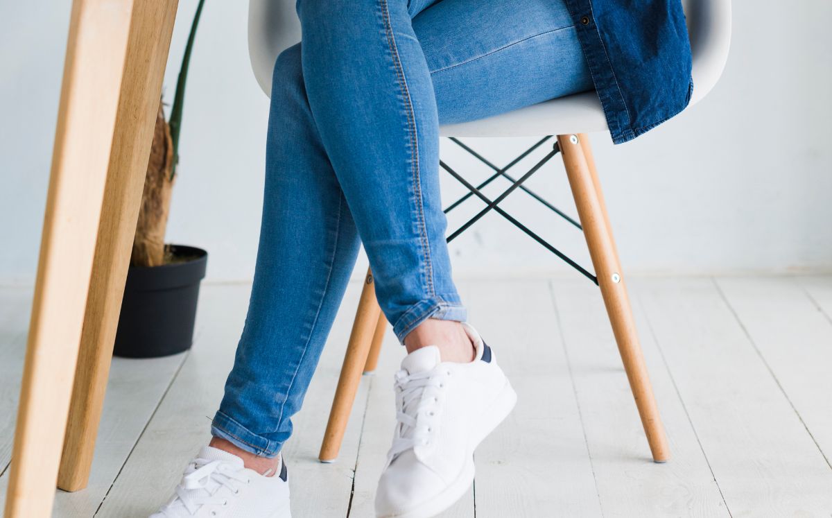 Significado psicológico de mover la pierna sin parar al estar sentado (Freepik)
