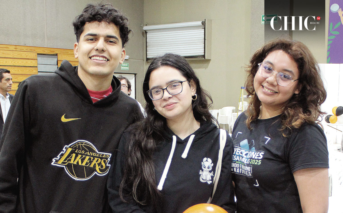 EDUARDO ZAVALA, IRLANDA ESPINOSA Y TZUNAMY ARTEAGA felices en el foro académico del IEST Anáhuac