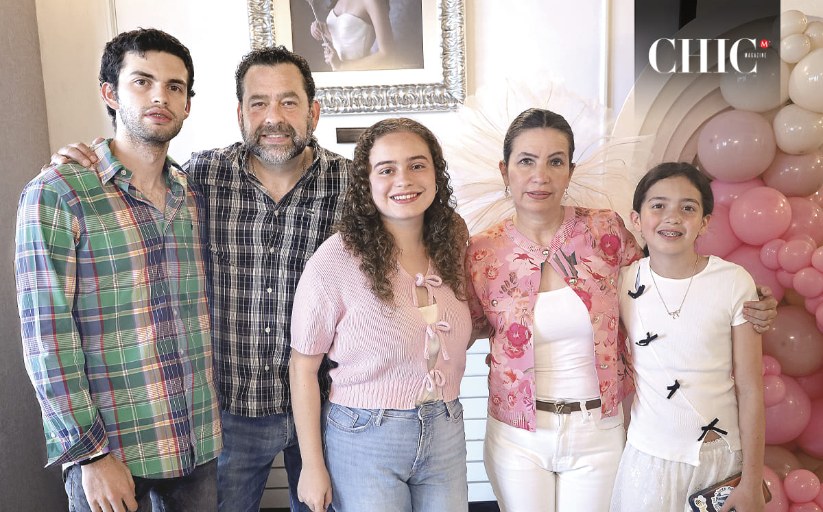 EMILIANO GIL, EDUARDO GIL, ANA REGINA GIL, IRMA DE GIL Y MARÍA ANDREA GIL llegaron con sus mejores outfits al festejo