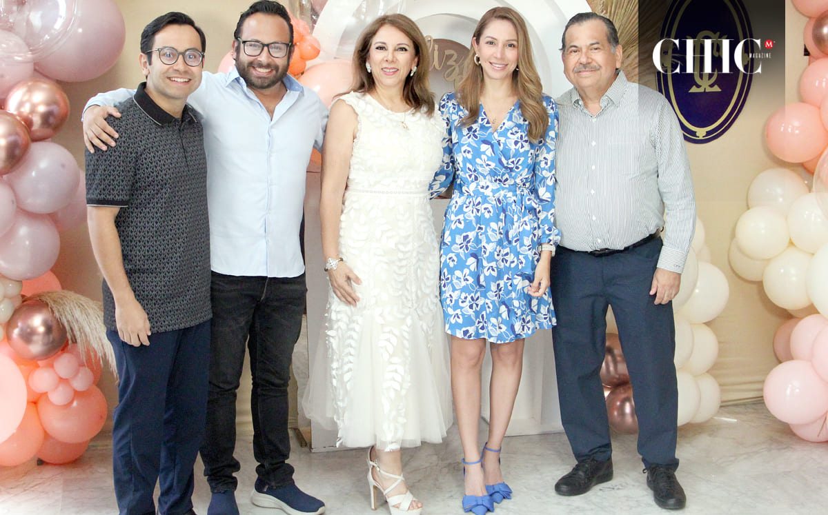 EMILIANO PÉREZ, CARLOS PÉREZ, OLGA VALLADARES, OLGA PÉREZ Y CARLOS PÉREZ llegaron con sus mejores outfits al festejo