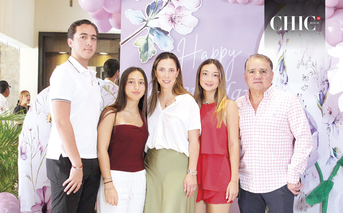 EUGENIO CONTRERAS, CORDELIA CONTRERAS, KARLA QUINTANILLA, LORETA CONTRERAS Y JORGE CONTRERAS nos regalaron sus mejores sonrisas