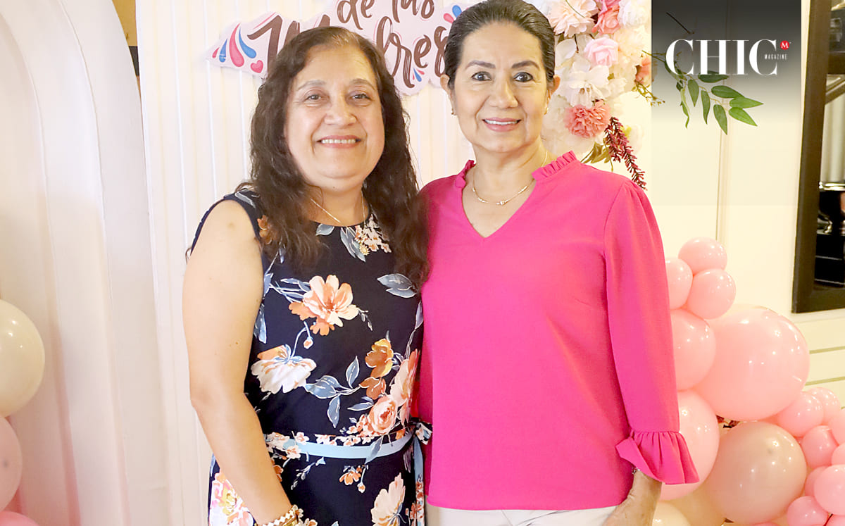 GLORIA ZUMAYO Y MARY VELA felices en el festejo