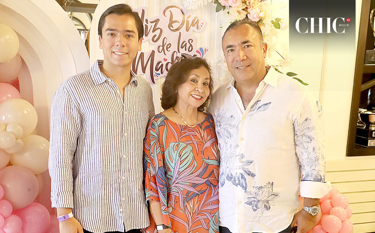 JESÚS ALTAMIRANOY ALBERTO ALTAMIRANO festejaron a IMELDA ÁLVAREZ  en su día