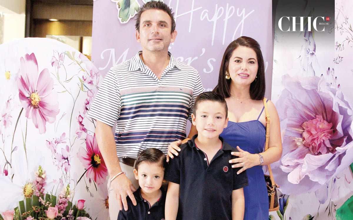 JORGE ARIAS, MONTSERRAT DE ARIAS, ALEJANDRO ARIAS Y JORGE ARIAS se tomaron una foto del recuerdo en un hermoso set con temática floral