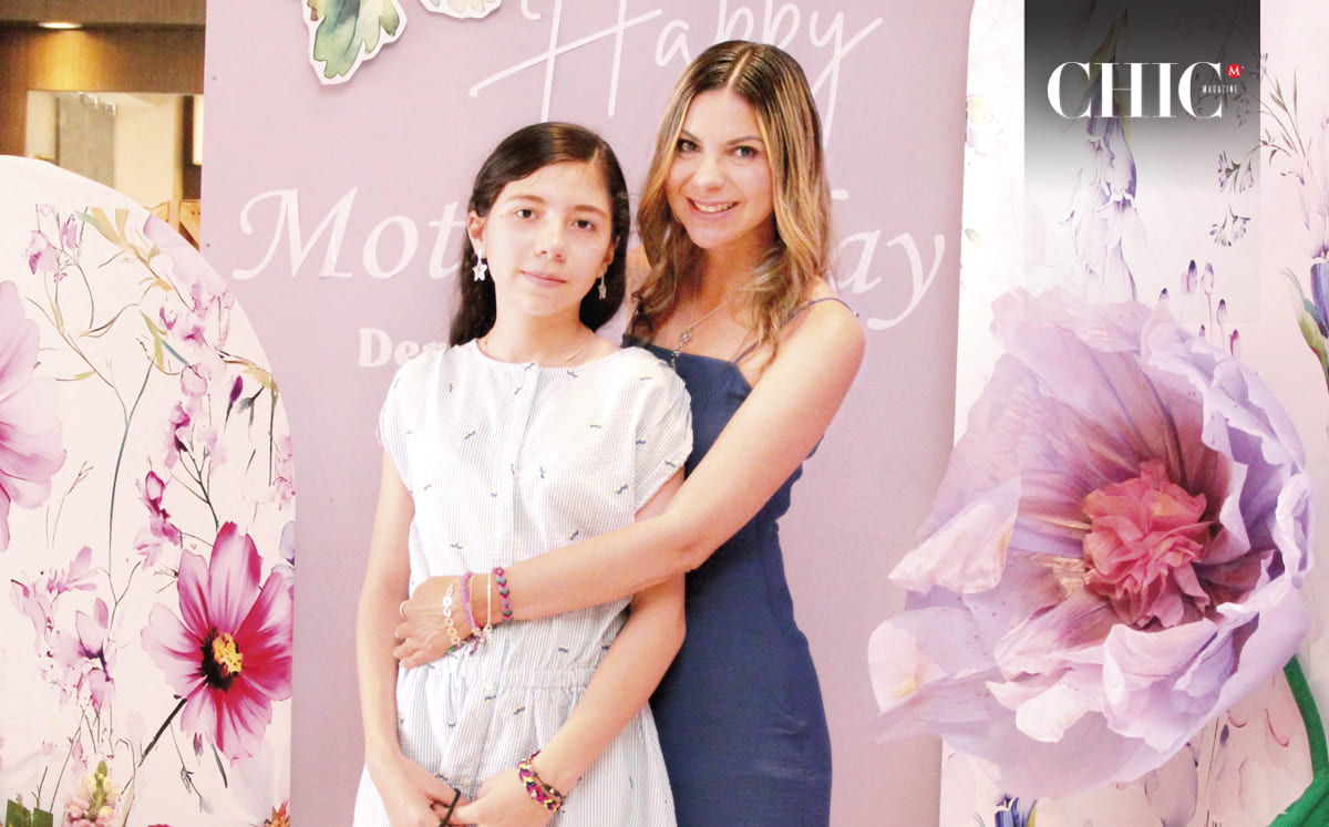 EMMA ALANIS Y MIRTA LOYOLA se tomaron la foto del recuerdo en un hermoso set con temática floral