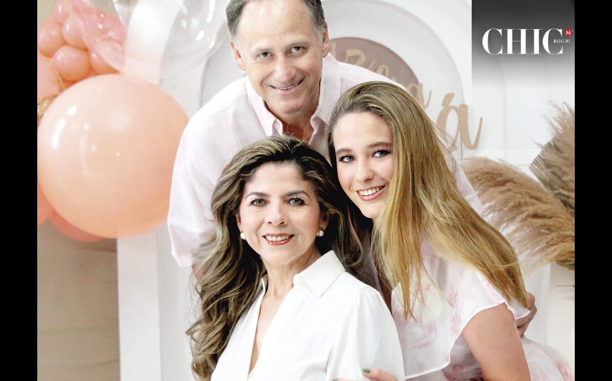 ROXANA DE GUTIÉRREZ, FERNANDO GUTIÉRREZ Y MARIFER GUTIÉRREZ felices en el festejo del Día de las Madres