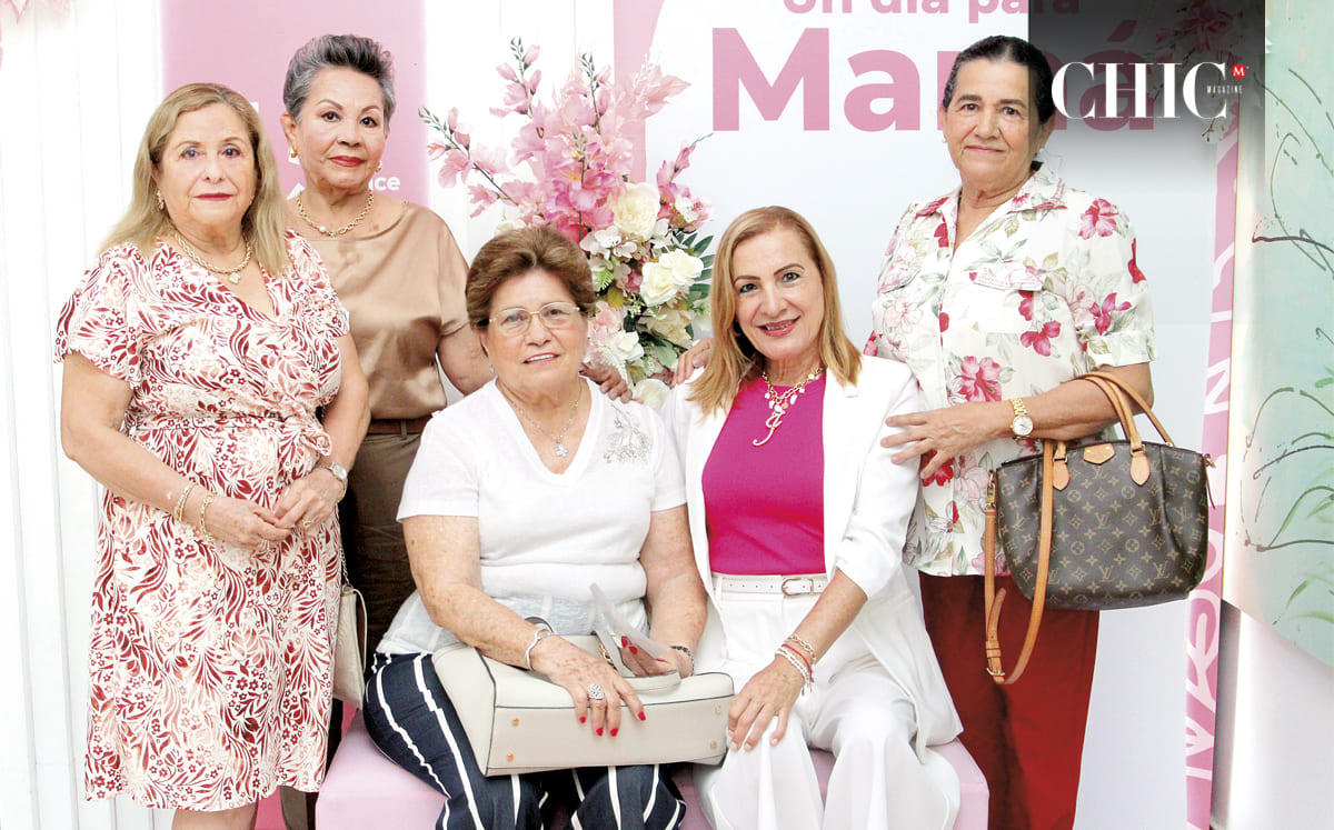 MARÍA JUÁREZ, EMILIA PAREDES, DORA CRUZ, JUANITA DELGADO Y MARÍA DE LOS ÁNGELES JUÁREZ muy felices en el festejo del Día de la Madre