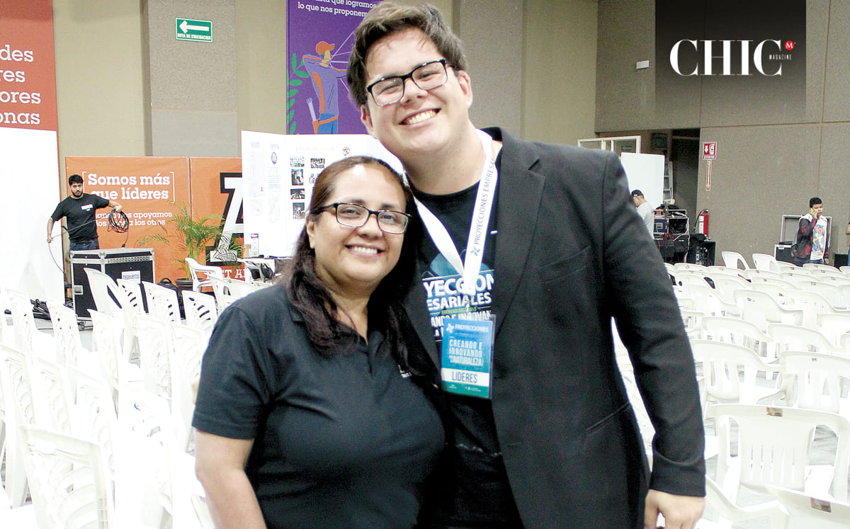 MARÍA TERESA MORALES Y GAEL DÍAZ felices en el foro académico Proyecciones Empresariales 2025