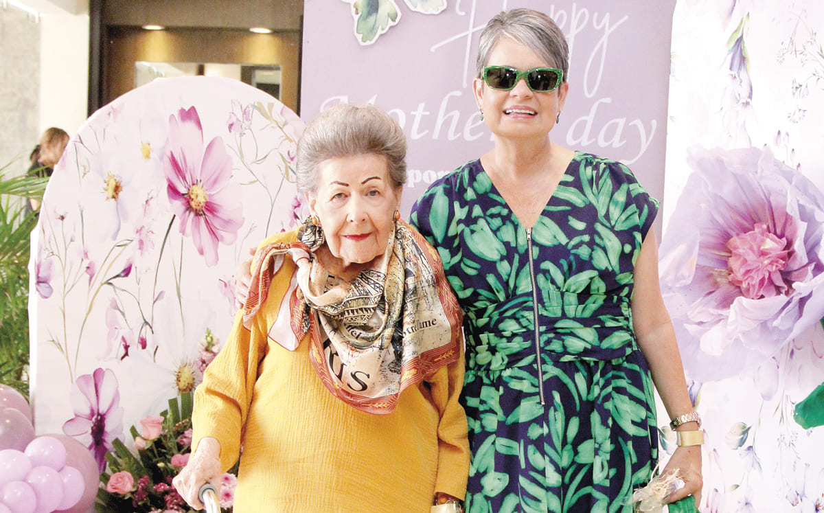 MIMI DE LA FUENTE Y SANDRA CASTAÑOS disfrutaron de la música del grupo Séptimo Sentido