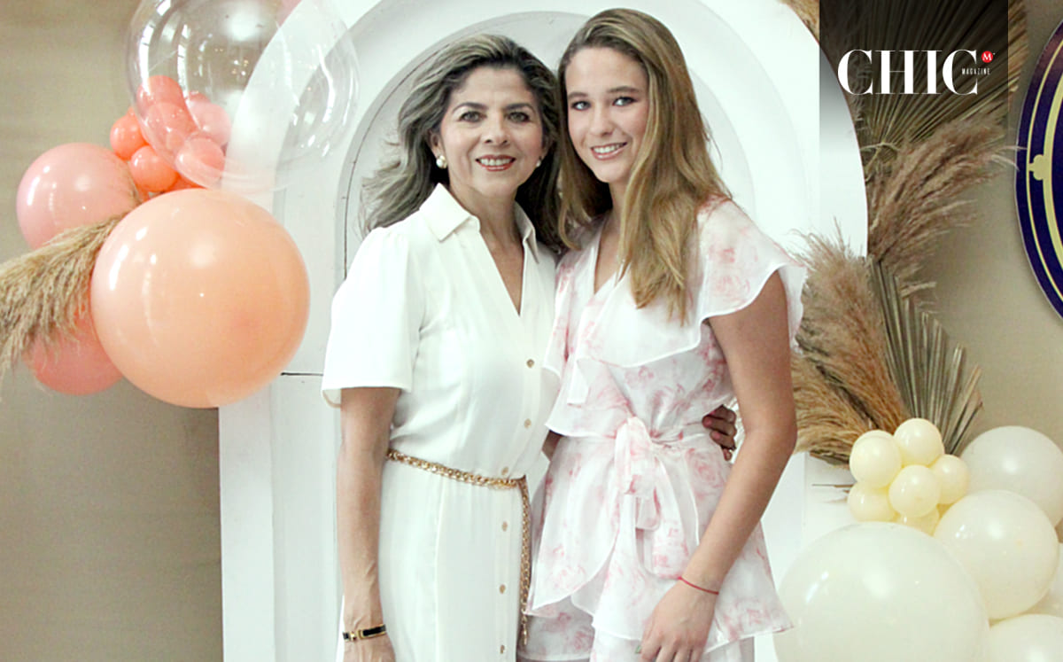 ROXANA GUTIÉRREZ Y MARIFER GUTIÉRREZ disfrutaron de la música de el pianista Germán Contreras y la cantante Rocío Zamarrón