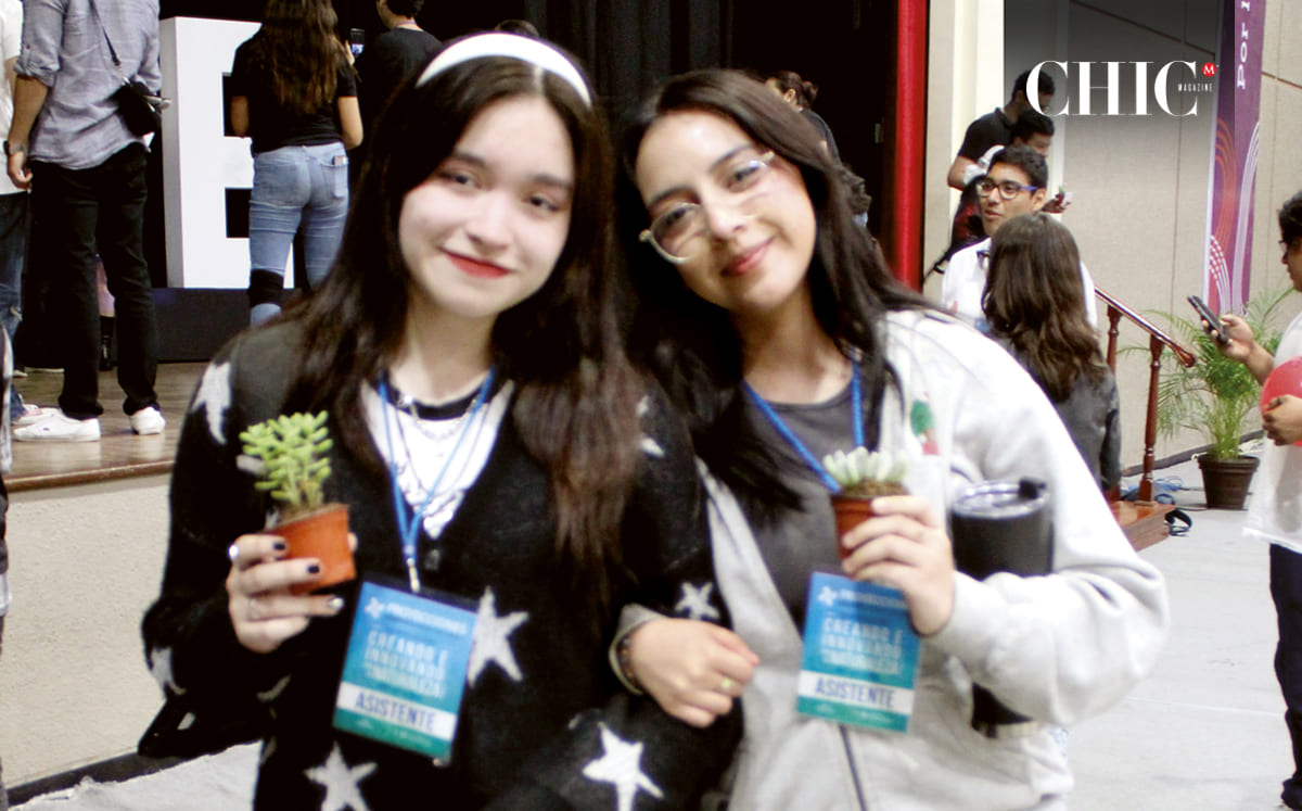 SOFÍA RODRÍGUEZ Y YULIANA PEDREIRA disfrutaron de una feria de empresas y la realización de 21 talleres a lo largo de dos días