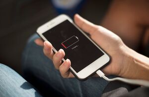¿Por qué quitar la funda al cargar el celular es recomendable? Conócelo aquí (Freepik)