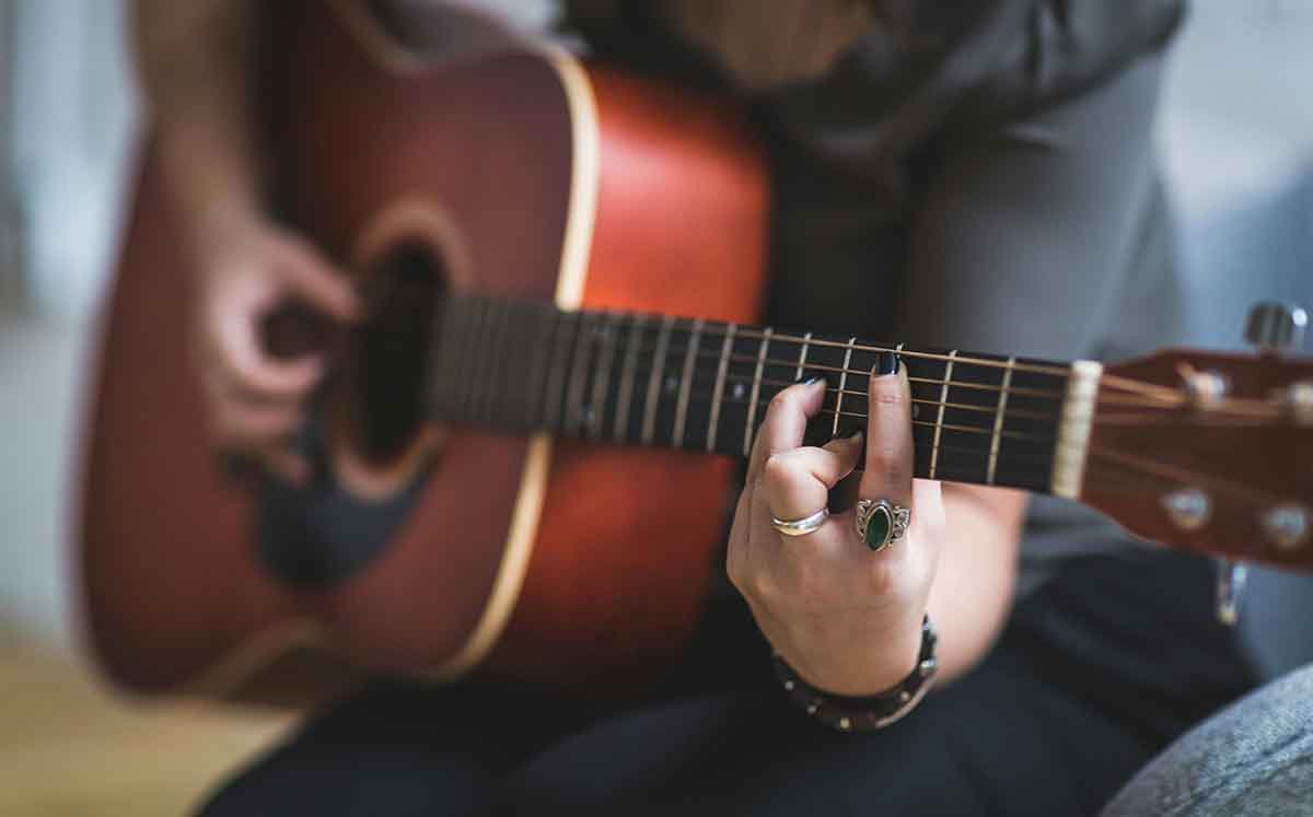 Además de emocionarnos, la música nos ayuda a desarrollar habilidades cognitivas. (Foto: Pexels)