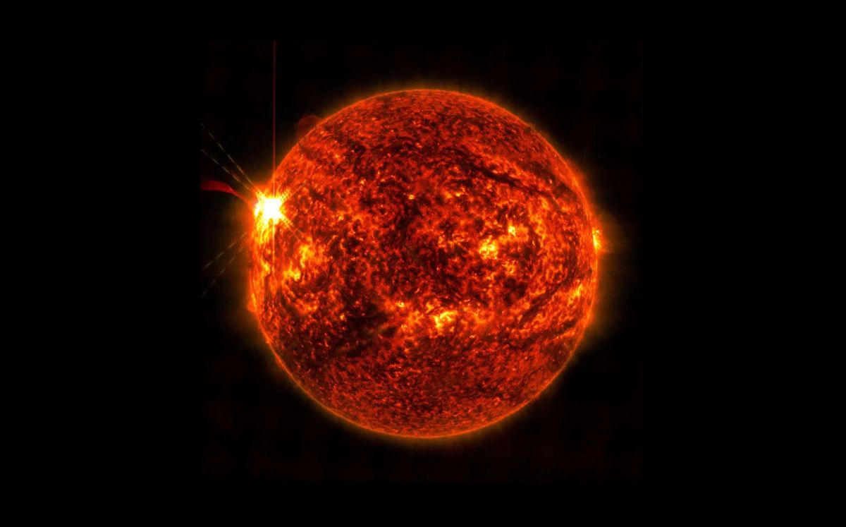 Llamarada solar de clase X2.7 (NASA)