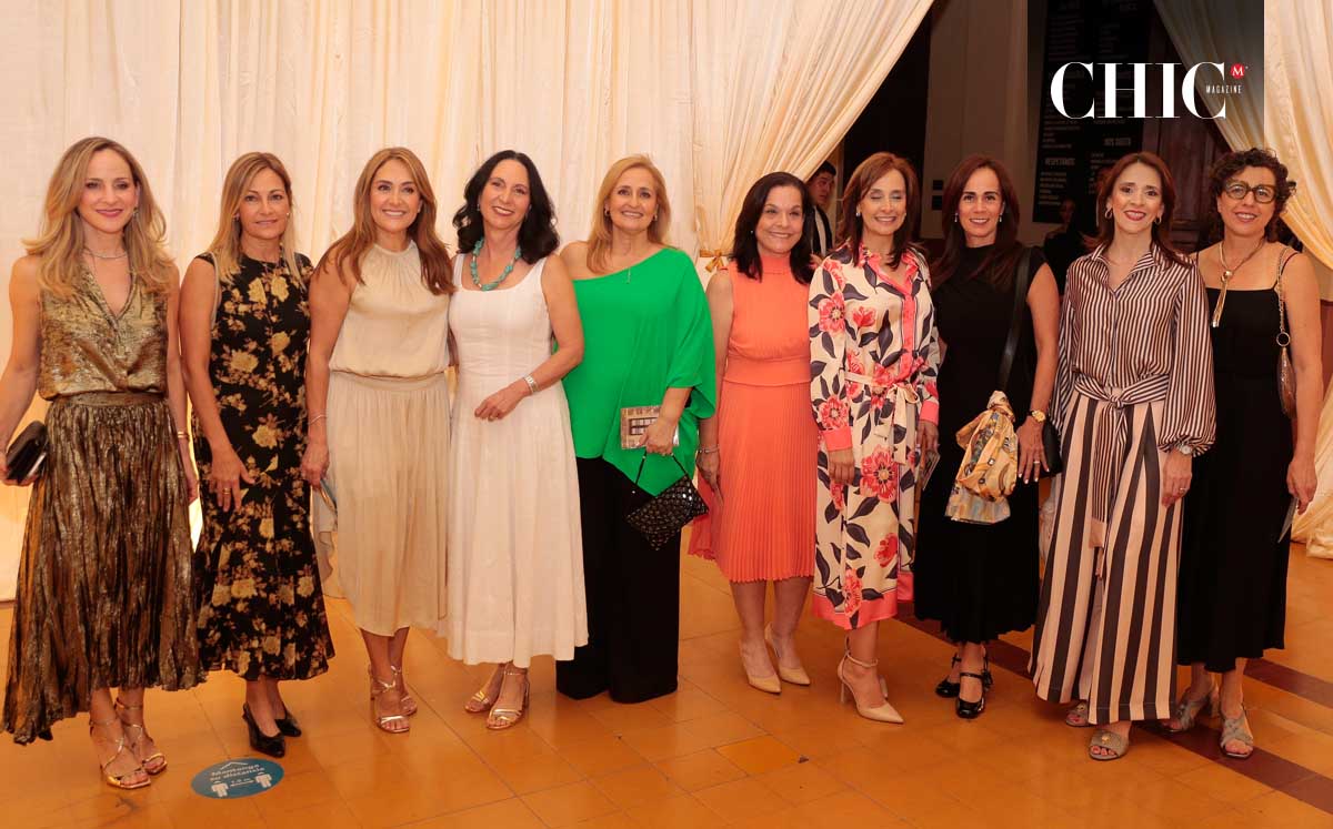 Paola Hoffer, Yolanda Torres, Claudia Chávez, Lydia González, Mayerling Letayf, Gaby Santos, Paty Perales, Kelly Perales, Karla Perales y Luz Lobato