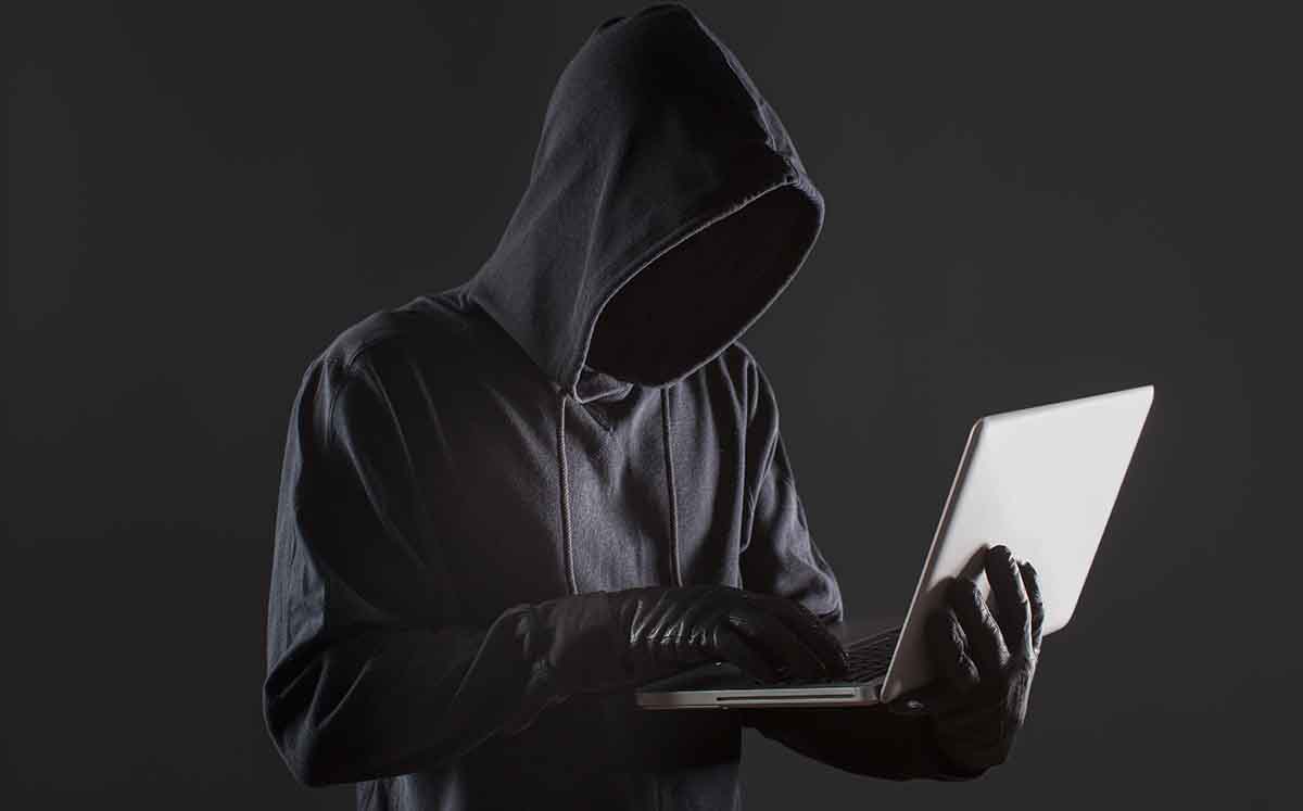 Algunas prácticas cotidianas pueden convertirnos en blanco fácil para los delincuentes. (Foto: Freepik)
