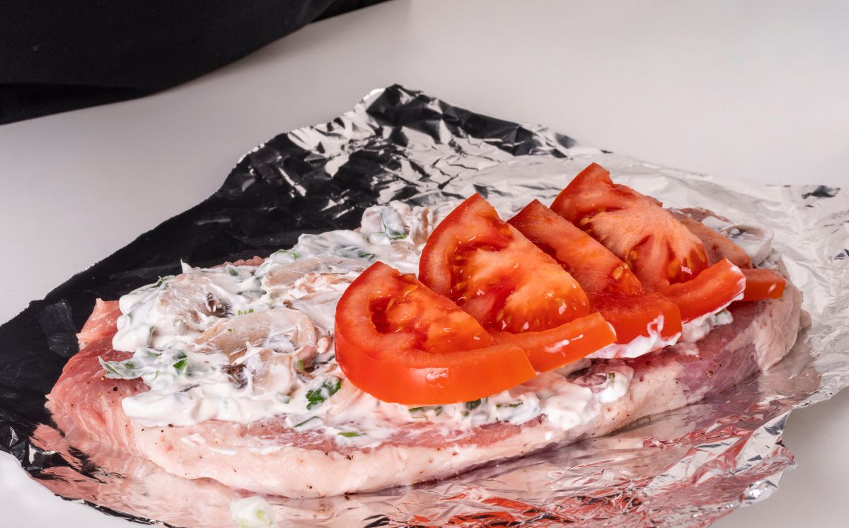Riesgos de almacenar comida en papel aluminio según expertos (Freepik)